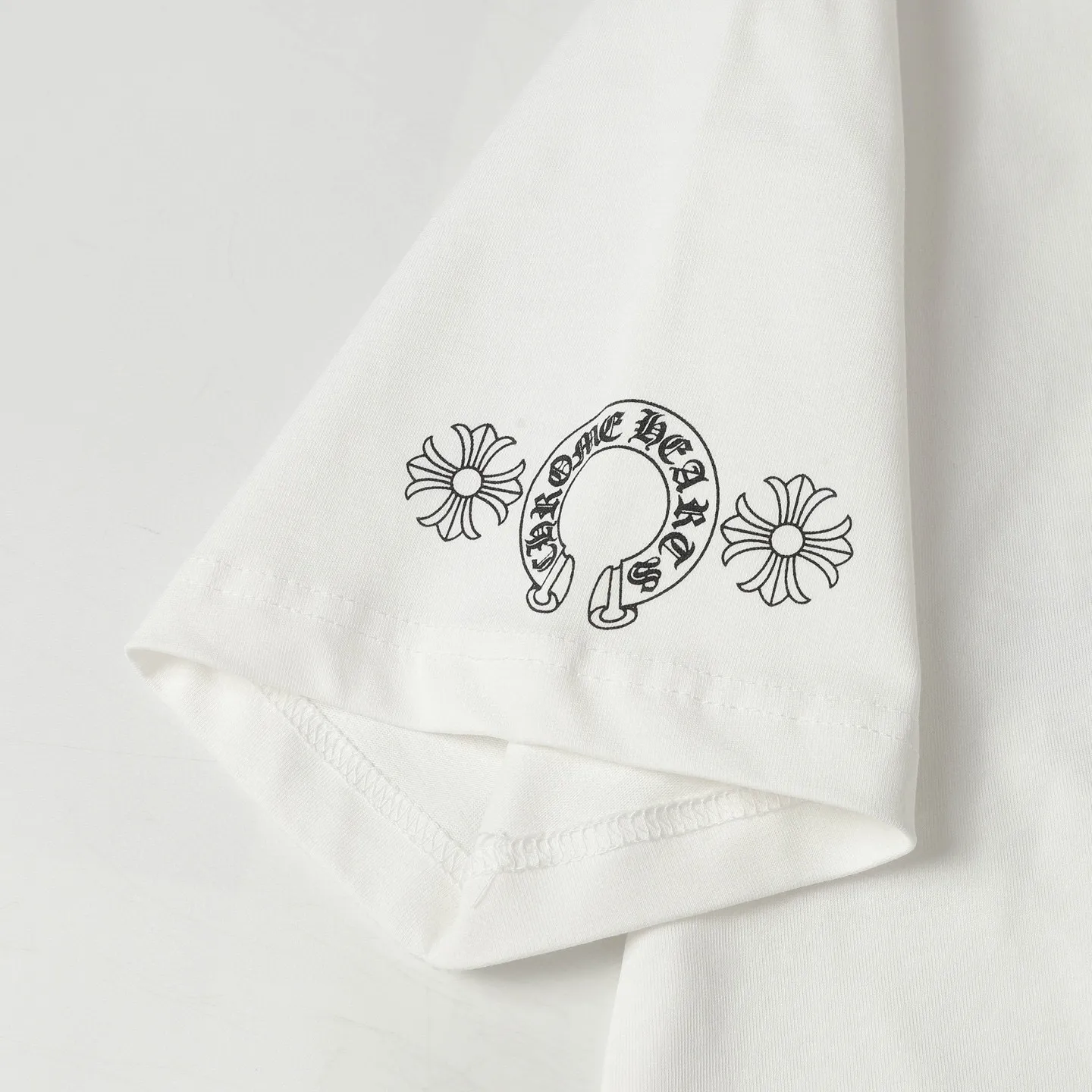 🅿️170 Chrome hearte/Chrome heart ch 25ss early spring new Sanskrit printed short-sleeved T-shirt. A must-have item for daily commuting for men and women in light luxury. The correct version is welcome to compare. Detailed features: ·280 grams of 100% pure cotton double yarn jersey fabric. ·Custom-dyed in the same vat with special thickened 32 counts of double-strand 1x1 thread. ·Double-needle cross-stitch technology. ·Original main mark washed hangtag. Color: black white. Size: XS-L